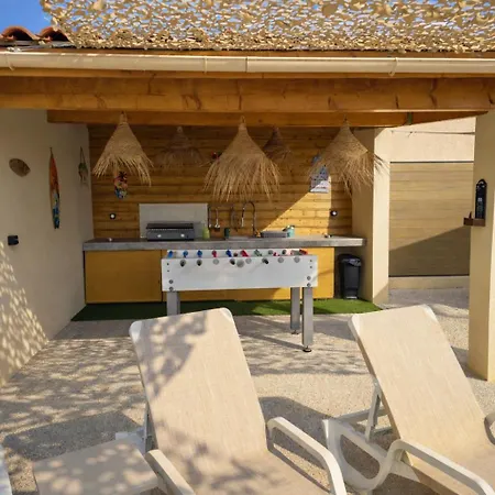 Piscine Chauffee Babyfoot Petanque Ping-pong فيلة